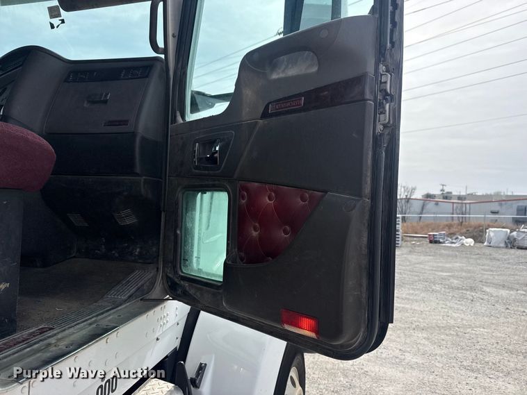 image for item DQ4346 2012 Kenworth T800 semi truck