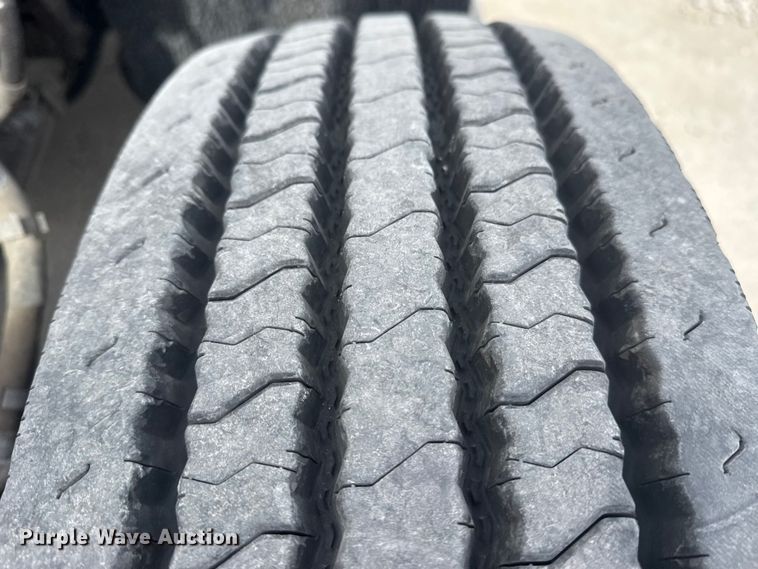 image for item DQ4346 2012 Kenworth T800 semi truck