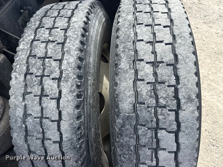 image for item DQ4346 2012 Kenworth T800 semi truck