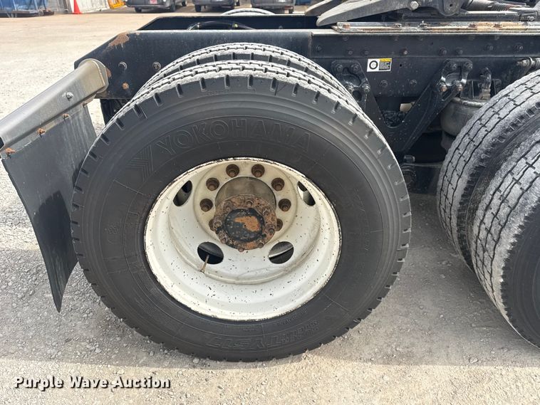 image for item DQ4346 2012 Kenworth T800 semi truck