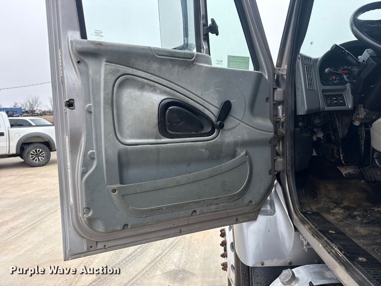 image for item DQ4357 2007 International 7400 flatbed truck