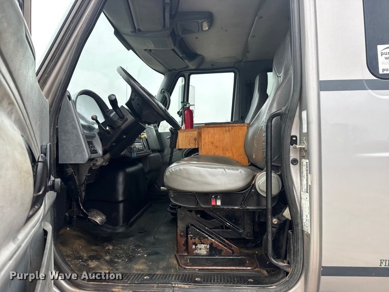 image for item DQ4357 2007 International 7400 flatbed truck