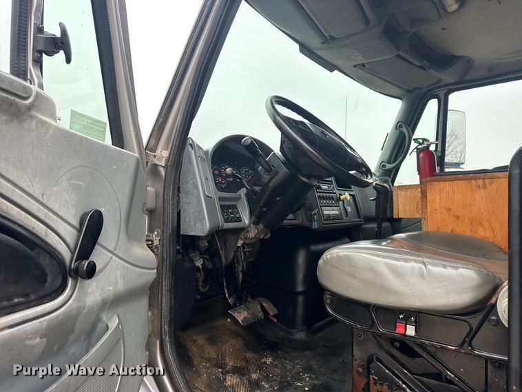 image for item DQ4357 2007 International 7400 flatbed truck