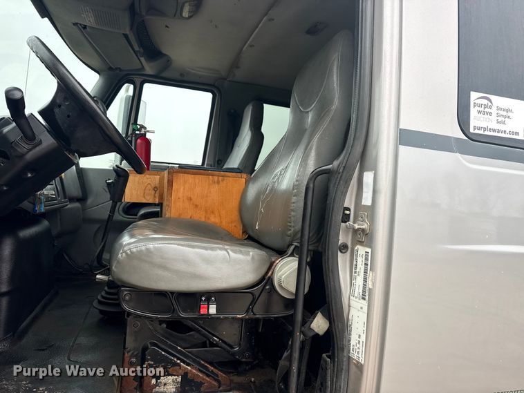 image for item DQ4357 2007 International 7400 flatbed truck