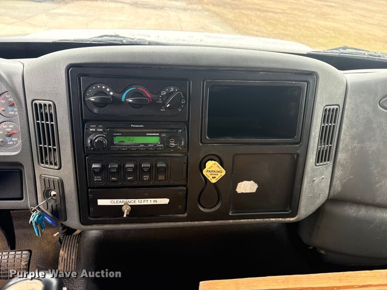 image for item DQ4357 2007 International 7400 flatbed truck