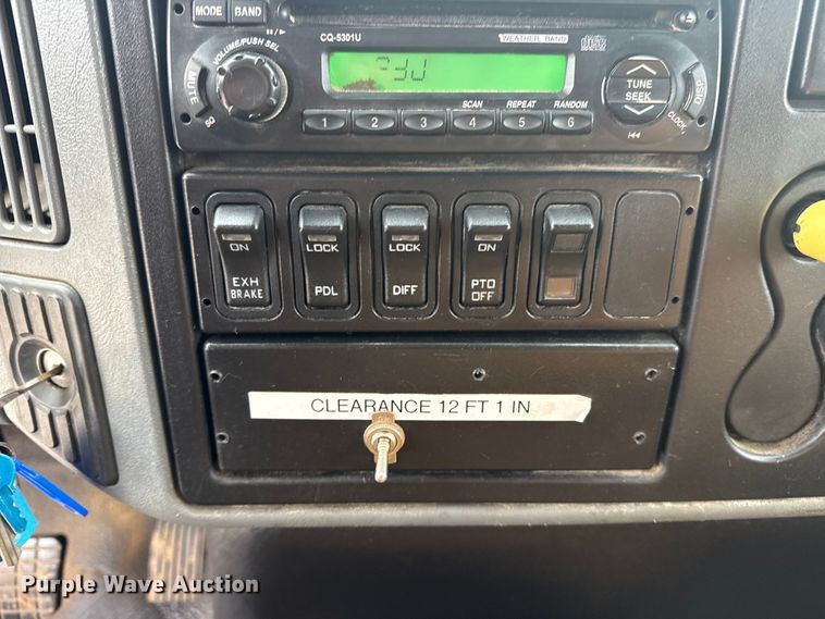 image for item DQ4357 2007 International 7400 flatbed truck