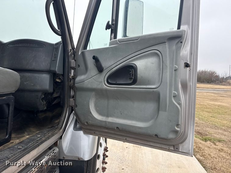 image for item DQ4357 2007 International 7400 flatbed truck