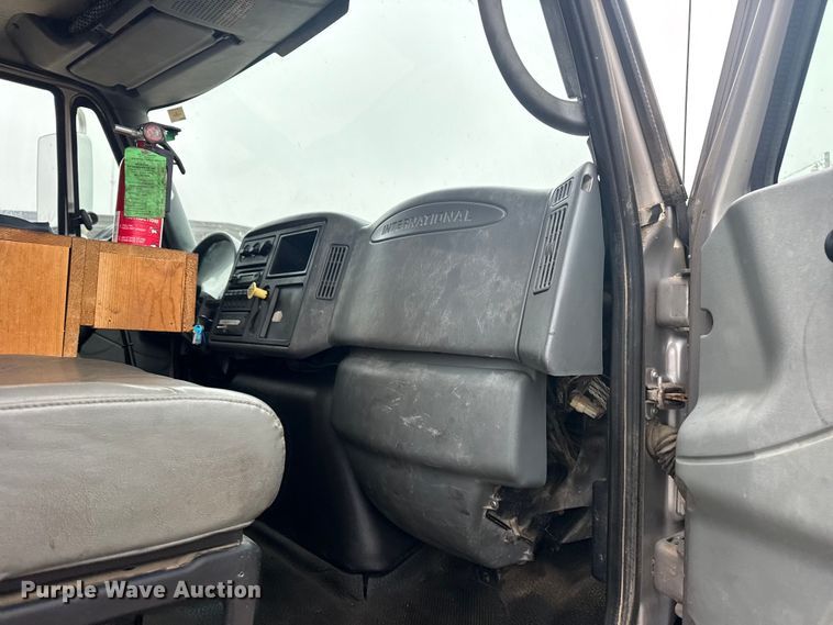 image for item DQ4357 2007 International 7400 flatbed truck