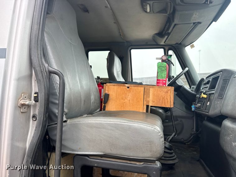 image for item DQ4357 2007 International 7400 flatbed truck