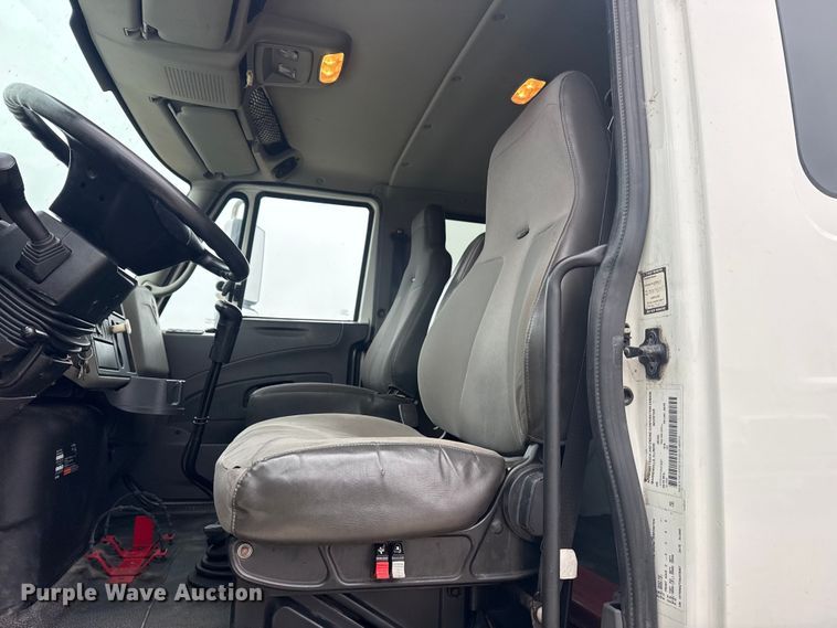 image for item DQ4358 2009 International 7500 box truck