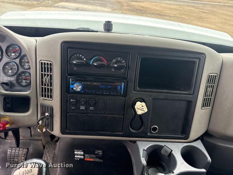 image for item DQ4358 2009 International 7500 box truck