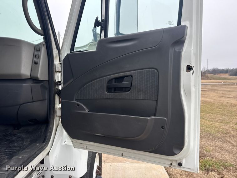 image for item DQ4358 2009 International 7500 box truck