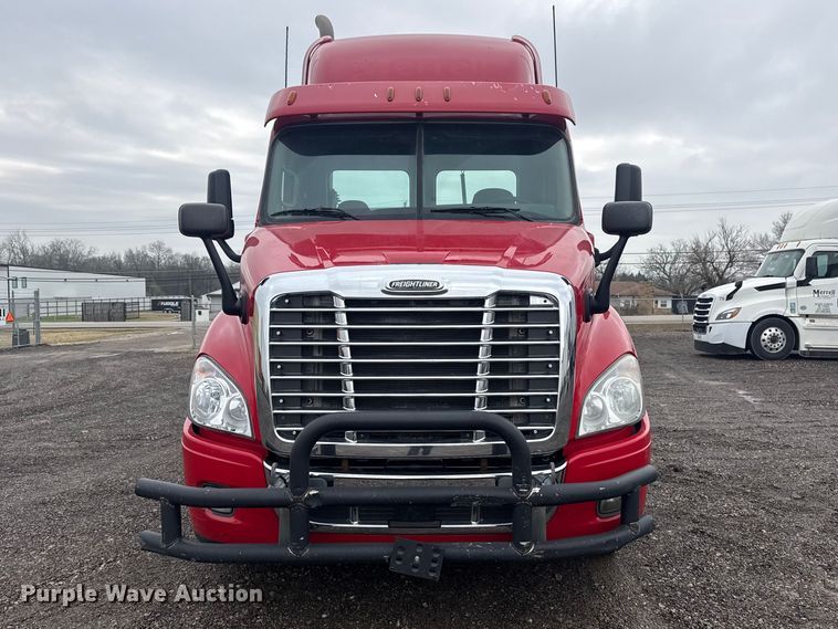 image for item DQ4370 2018 Freightliner Cascadia semi truck