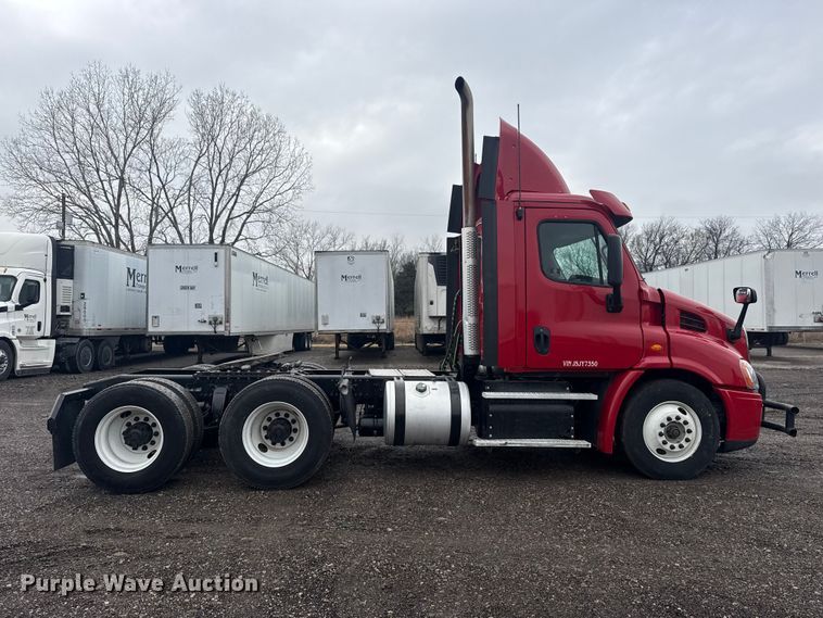 image for item DQ4370 2018 Freightliner Cascadia semi truck