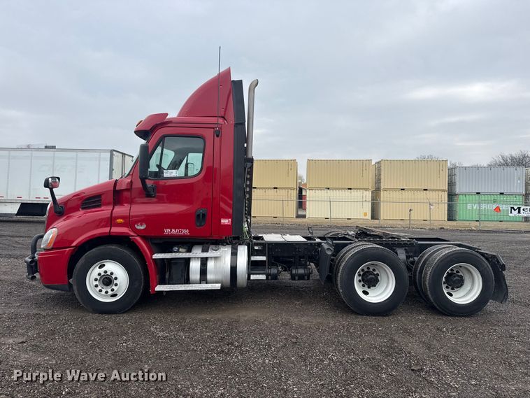 image for item DQ4370 2018 Freightliner Cascadia semi truck