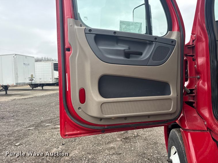 image for item DQ4370 2018 Freightliner Cascadia semi truck