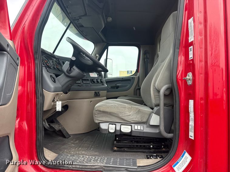 image for item DQ4370 2018 Freightliner Cascadia semi truck