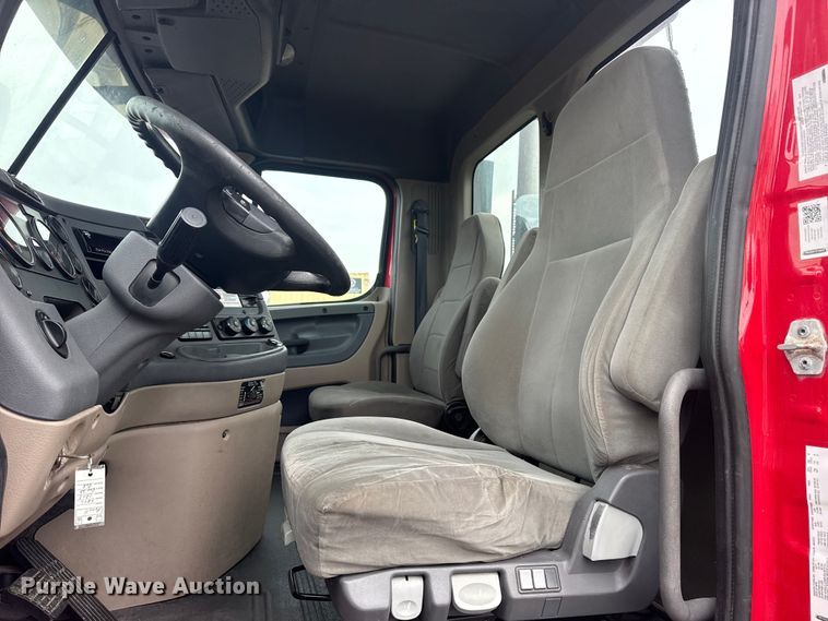 image for item DQ4370 2018 Freightliner Cascadia semi truck