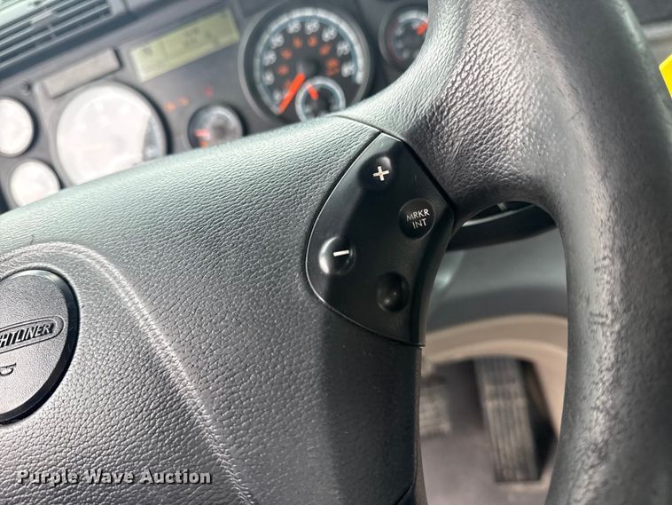 image for item DQ4370 2018 Freightliner Cascadia semi truck