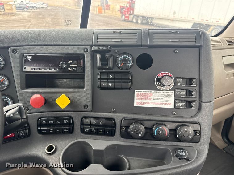 image for item DQ4370 2018 Freightliner Cascadia semi truck