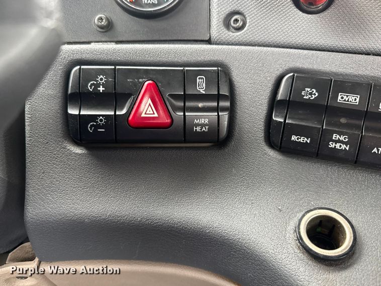 image for item DQ4370 2018 Freightliner Cascadia semi truck