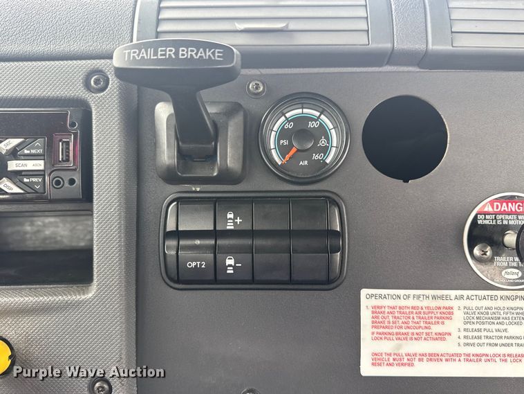 image for item DQ4370 2018 Freightliner Cascadia semi truck