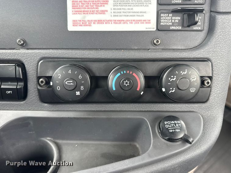 image for item DQ4370 2018 Freightliner Cascadia semi truck