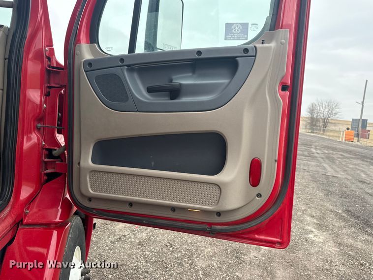 image for item DQ4370 2018 Freightliner Cascadia semi truck