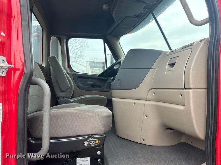 image for item DQ4370 2018 Freightliner Cascadia semi truck