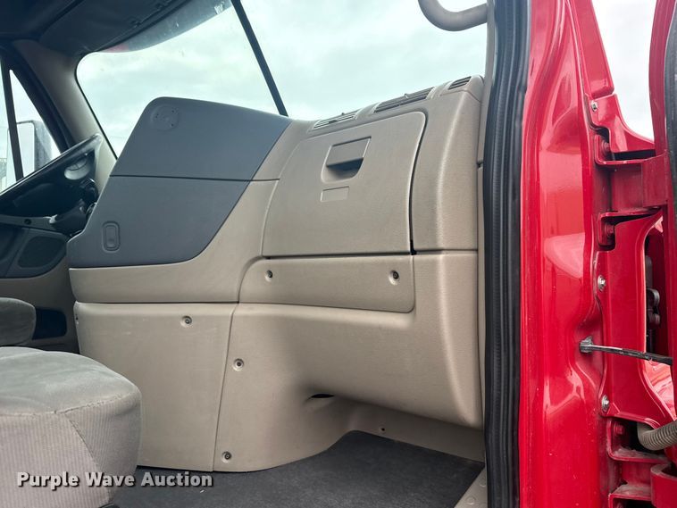 image for item DQ4370 2018 Freightliner Cascadia semi truck