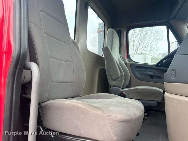 image for item DQ4370 2018 Freightliner Cascadia semi truck