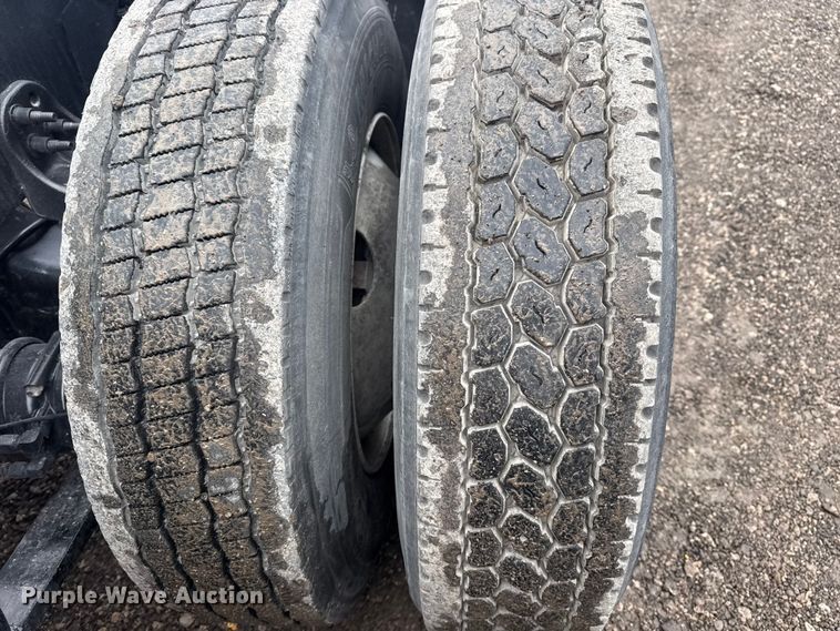 image for item DQ4370 2018 Freightliner Cascadia semi truck