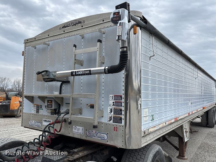 image for item DT0037 2003 Wilson Pacesetter grain trailer