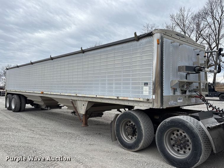 image for item DT0037 2003 Wilson Pacesetter grain trailer