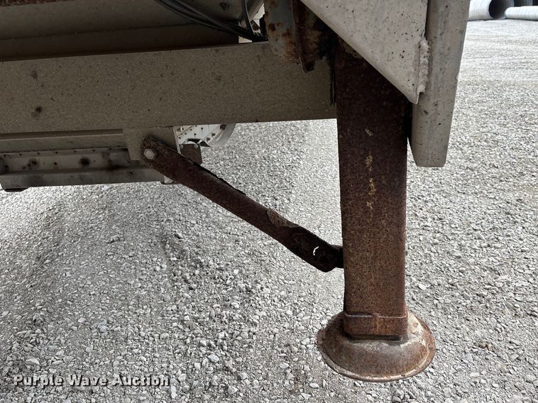 image for item DT0037 2003 Wilson Pacesetter grain trailer