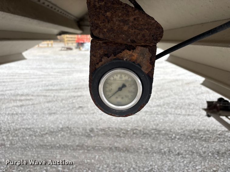 image for item DT0037 2003 Wilson Pacesetter grain trailer