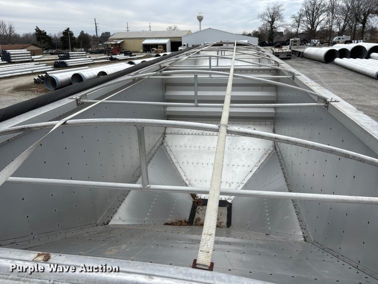 image for item DT0037 2003 Wilson Pacesetter grain trailer