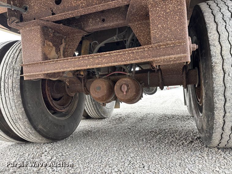 image for item DT0037 2003 Wilson Pacesetter grain trailer