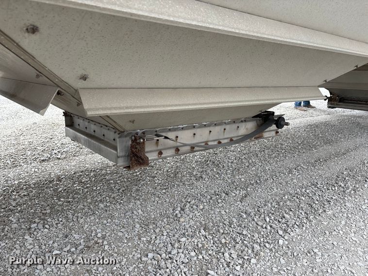 image for item DT0037 2003 Wilson Pacesetter grain trailer