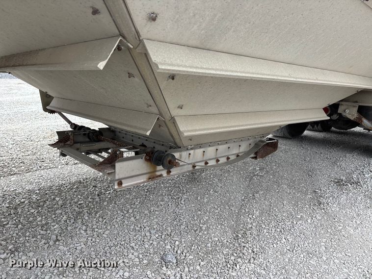 image for item DT0037 2003 Wilson Pacesetter grain trailer