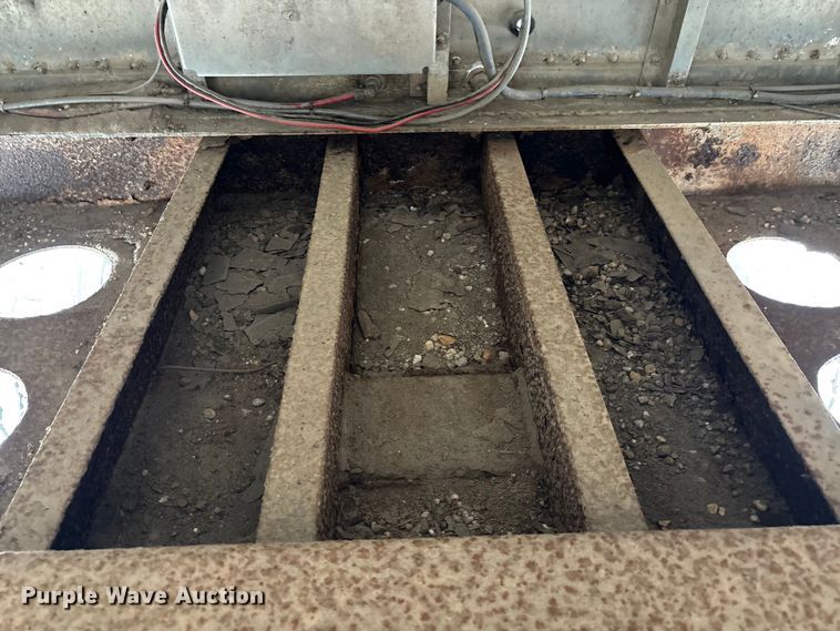 image for item DT0037 2003 Wilson Pacesetter grain trailer