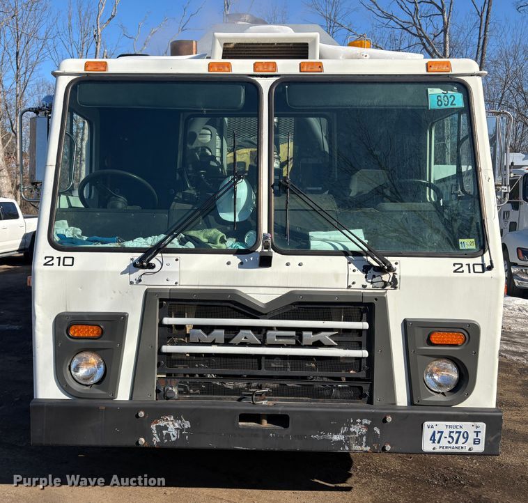 image for item DT2842 2011 Mack LEU613 refuse truck