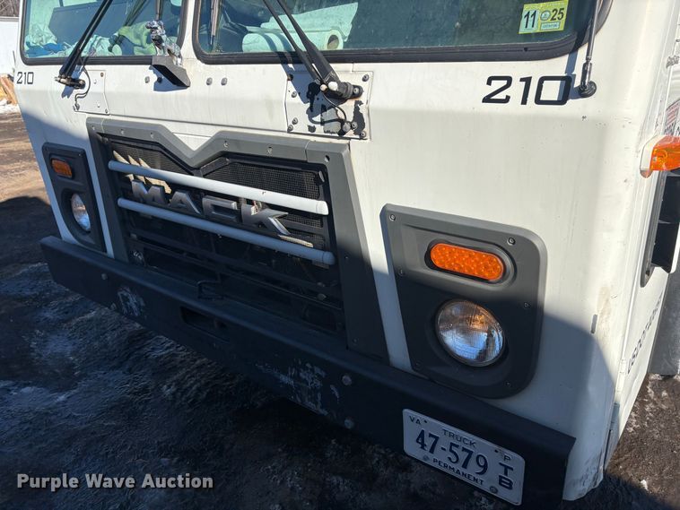 image for item DT2842 2011 Mack LEU613 refuse truck