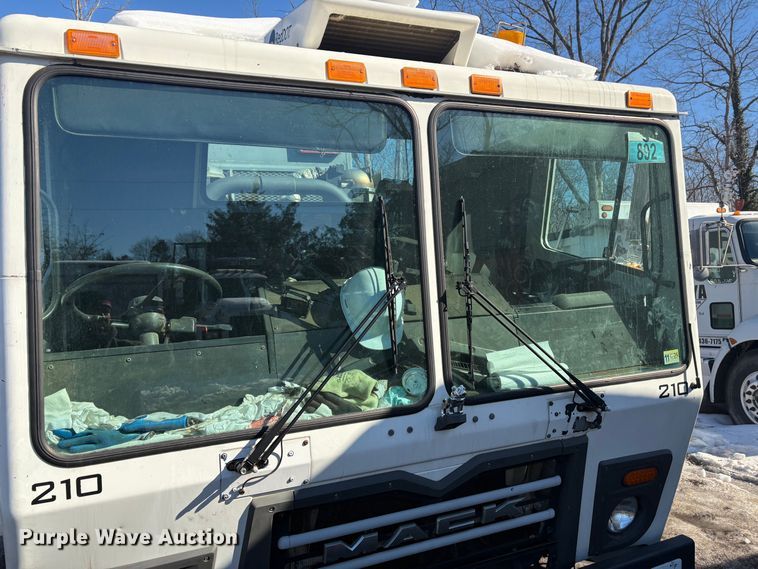 image for item DT2842 2011 Mack LEU613 refuse truck