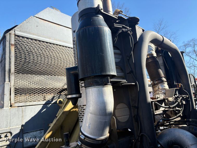 image for item DT2842 2011 Mack LEU613 refuse truck