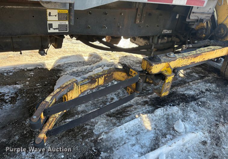 image for item DT2842 2011 Mack LEU613 refuse truck