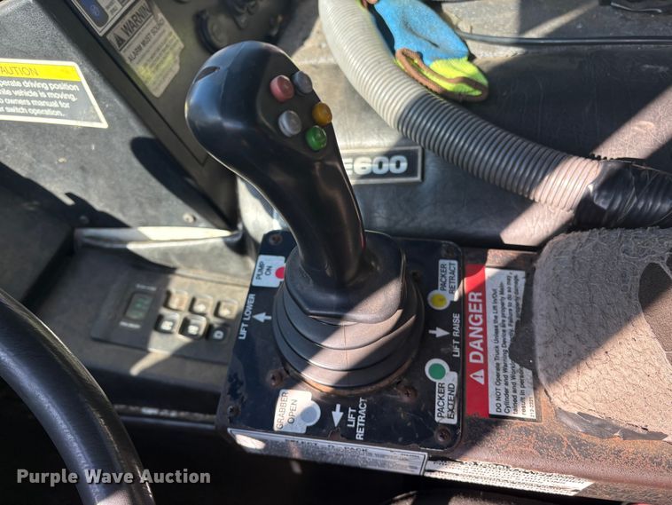 image for item DT2842 2011 Mack LEU613 refuse truck