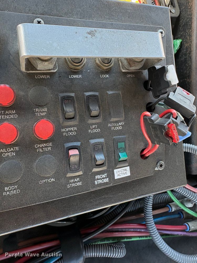 image for item DT2842 2011 Mack LEU613 refuse truck