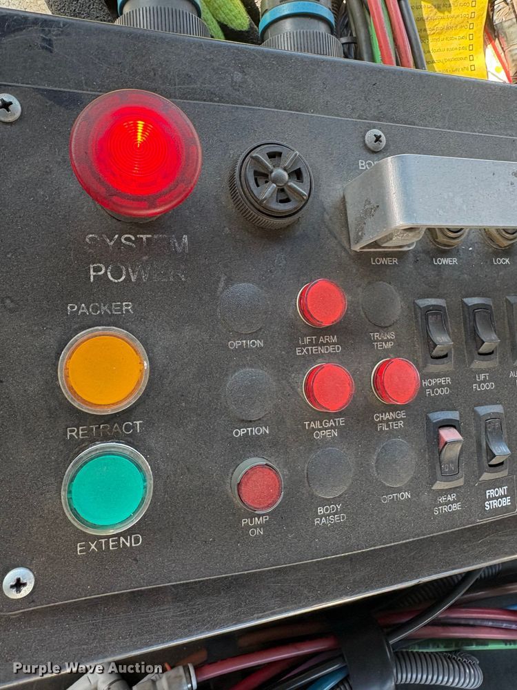 image for item DT2842 2011 Mack LEU613 refuse truck