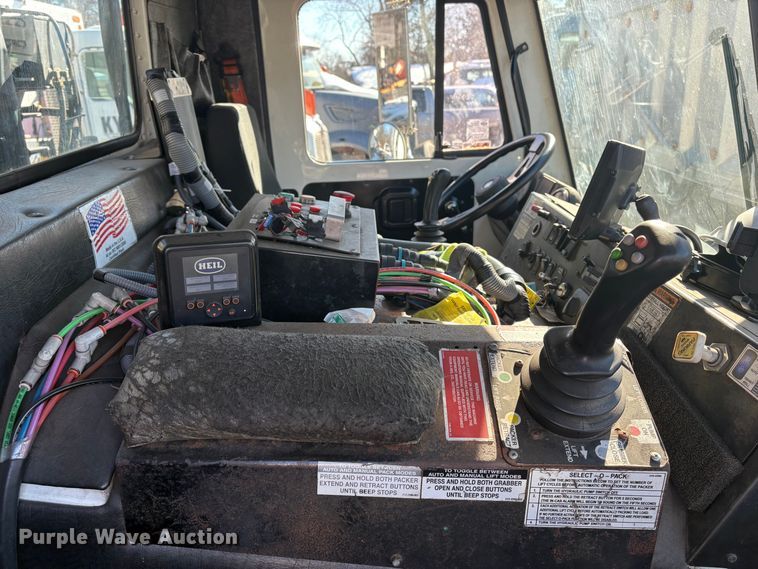 image for item DT2842 2011 Mack LEU613 refuse truck